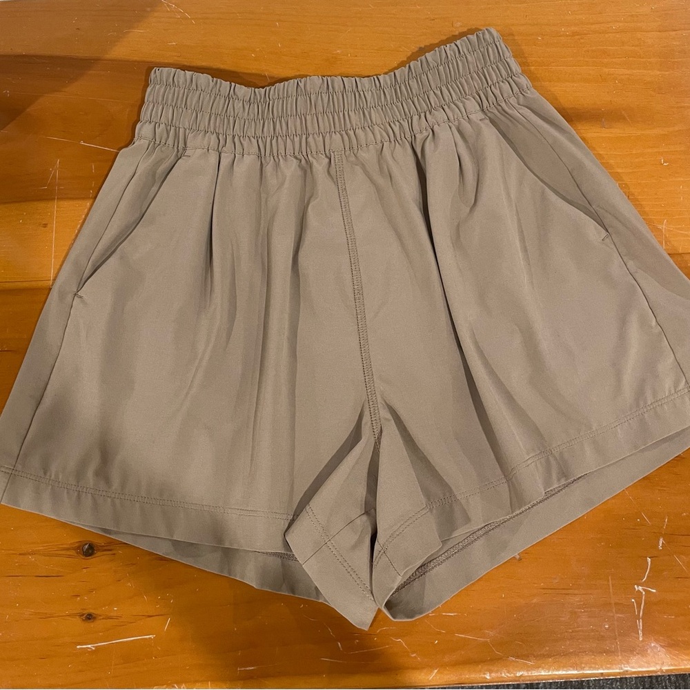 Vuori High Waist Women Shorts - Tan
